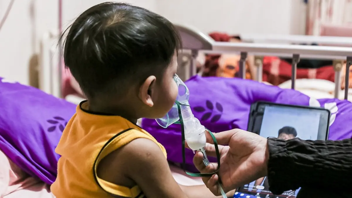 DITERAPI: Seorang anak mendapatkan terapi nebulizer di rumah sakit. Terapi ini digunakan untuk membantu membantu meredakan gangguan pernapasan. (SIDKIN ALI/RADAR JEMBER)