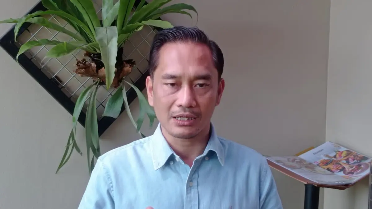 Kami terus mengingatkan kepada masyarakat, jangan memberikan KTP atau identitas pribadi kepada orang yang tidak dikenal.” ARIS BUDIMAN, Kepala OJK Jember. (SIDKIN ALI/RADAR JEMBER)