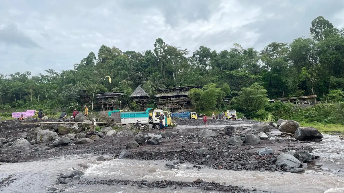 MENAMBANG: Penambang pasir saat menambang di aliran lahar semeru, dengan resiko kerja yang tinggi. (ADE APRYANIS/RAME)