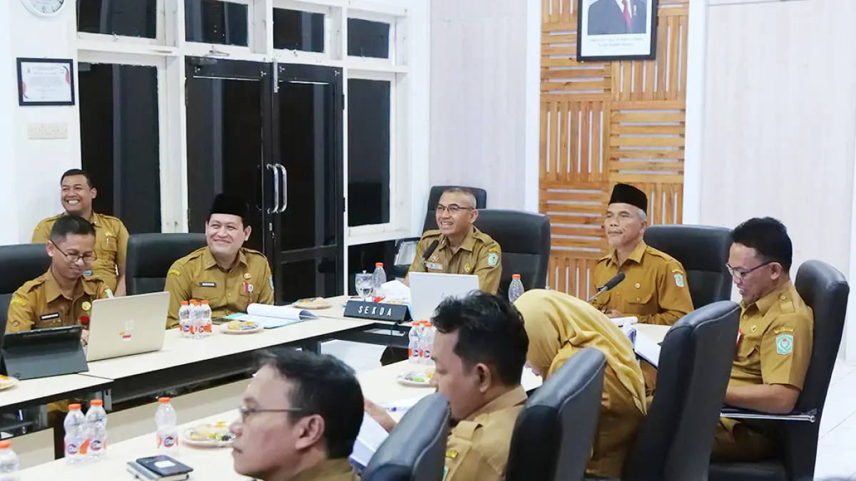 RAPAT: Sejumlah pejabat sedang melakukan pembahasan mematangkan langkah transformasi digital, kemarin. (ATIEQSON MAR IQBAL/RAME)