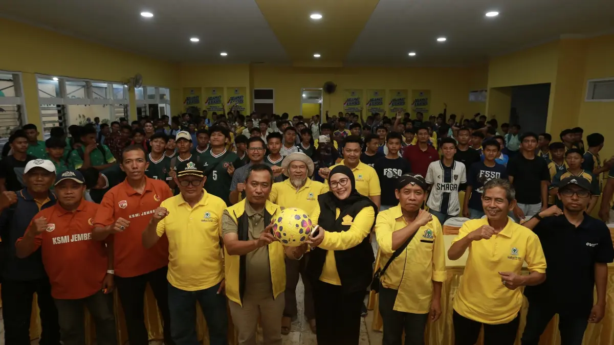 SEMANGAT: Sejumlah tokoh Partai Golkar dan peserta Bahlil Mini Soccer Asyik Menuju Puncak 2026 Zona 10 berfoto bersama setelah TM, (23/9). (YULIO FA/RADAR JEMBER)