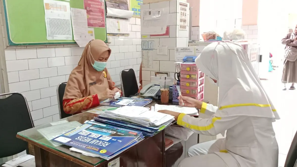 SERIUS: Mahasiswa Lumajang seriusi proses perkuliahan untuk mendapatkan beasiswa Pemkab Lumajang. (FIRLIN FOR RAME)