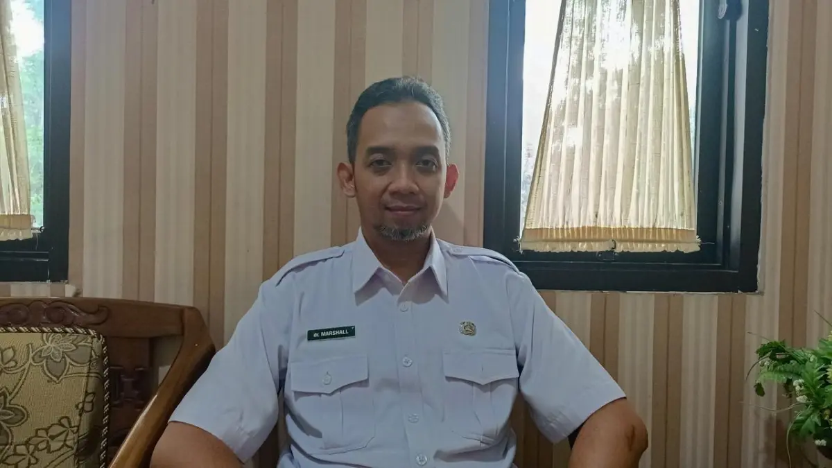 “Untuk kasus ISPA, kelompok usia 19–59 tahun atau usia dewasa tercatat cukup tinggi. Sementara pada pneumonia, kelompok usia 0–5 tahun atau balita menjadi perhatian karena kasus pada kelompok ini tercatat cukup tinggi dalam pemantauan.”
dr. MARSHALL TRIHANDONO, Kabid Pencegahan dan Pengendalian Penyakit (P2P) Dinas Kesehatan, Pengendalian Penduduk dan Keluarga Berencana Lumajang.