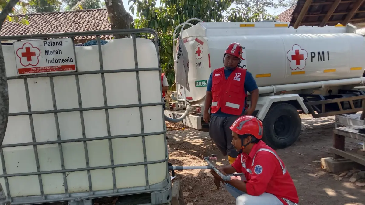 ATASI KEKERINGAN: PMI Jember menyalurkan tandon dan air bersih dalam mengatasi krisis air bersih. (PMI JEMBER)