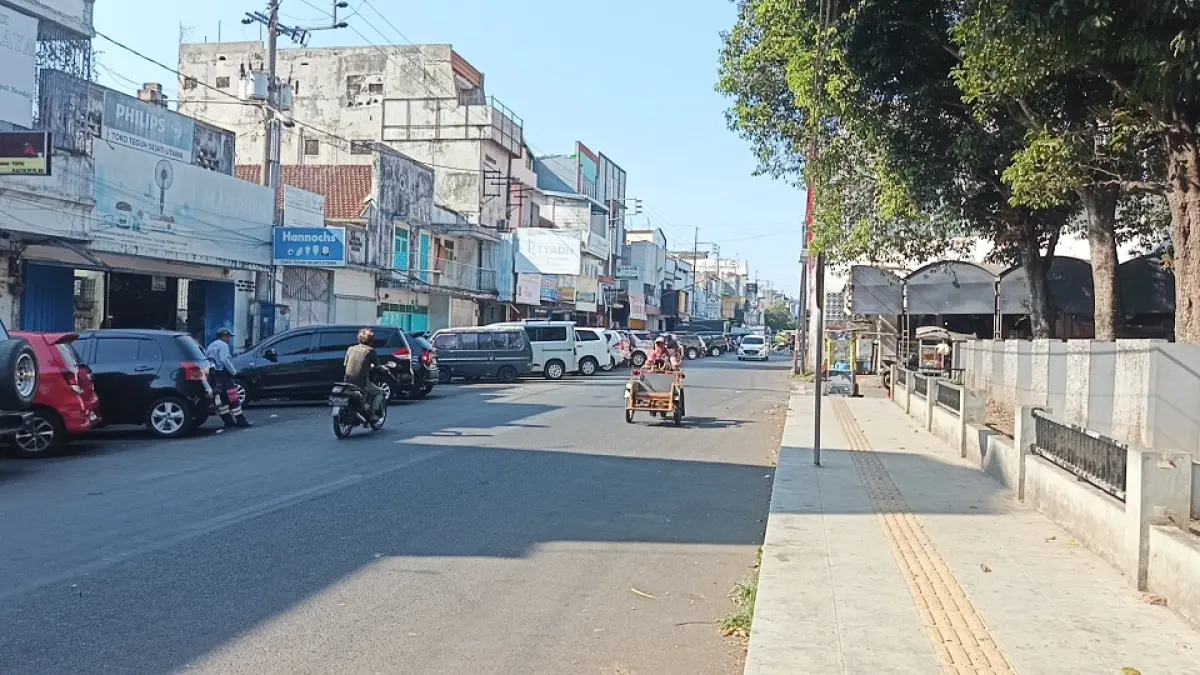 BAKAL DI TATA: Kondisi Jalan Samanhudi pada siang hari, di jalan ini juga dipakai untuk bongkar muat barang Pasar Tanjung. (MAULANA/RADAR JEMBER)