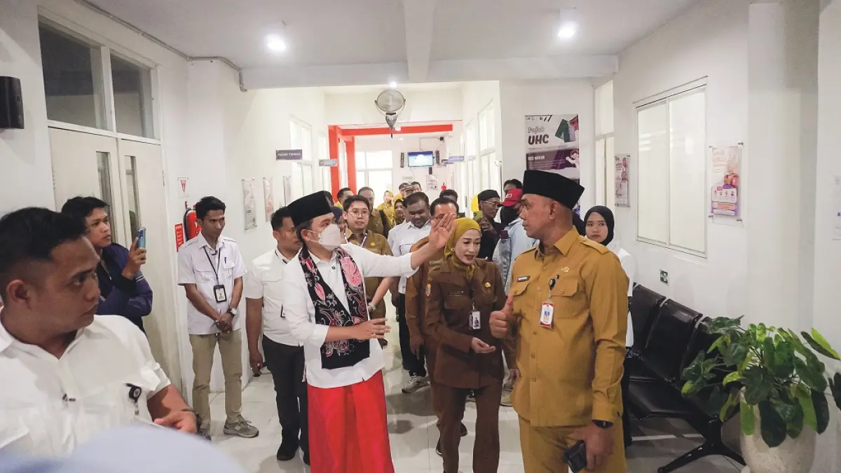 CEK LANGSUNG: Gus Fawait saat turun ke salah satu Puskesmas di Jember timur, dan meninjau pelayanan sekaligus berdiskusi dengan para nakes di Puskesmas tersebut. (MAULANA/RADAR JEMBER)