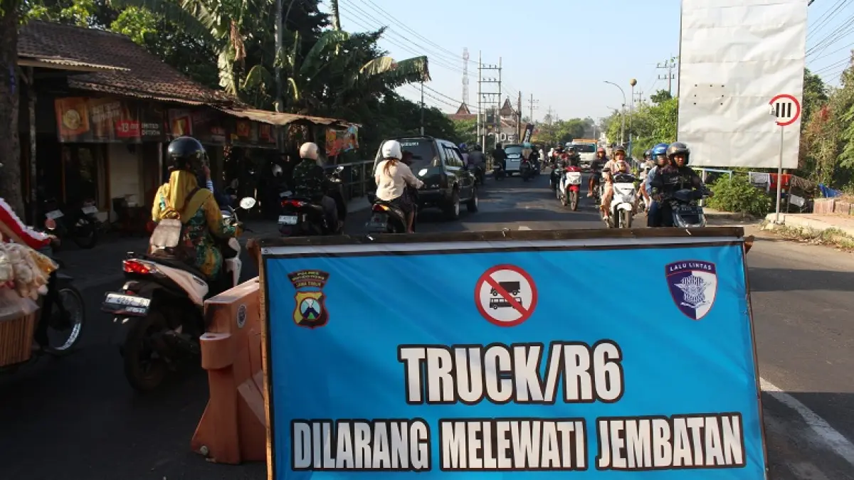 DIBATASI: Sejumlah kendaraan melintas diatas Jembatan Koncer. Saat ini kendaraan roda enam keatas dilarang melintas. (ILHAM WAHYUDI/RADAR IJEN)