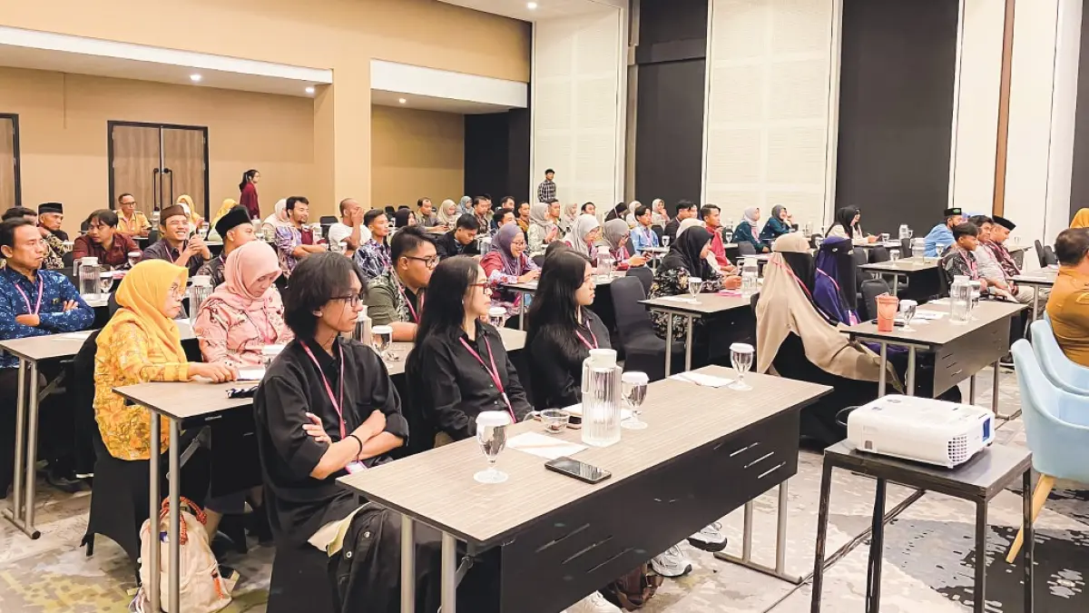 DIBEKALI: Para peserta mengikuti Bimtek Peningkatan Kompetensi Tutor PKBM sebagai upaya penuntasan ATS di Jember. (DISPENDIK JEMBER)