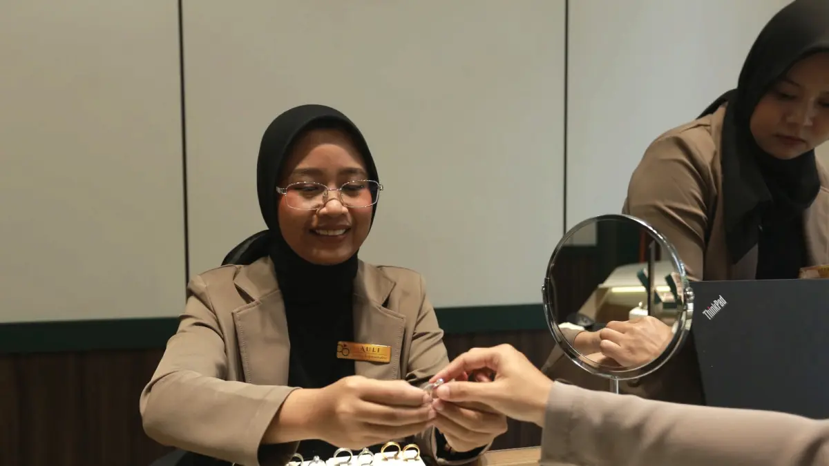 JADI TEMPAT FAVORIT: Pelayanan ramah dan konsultasi gratis di Spilla Jewelry membuat calon pelanggan merasa terbantu