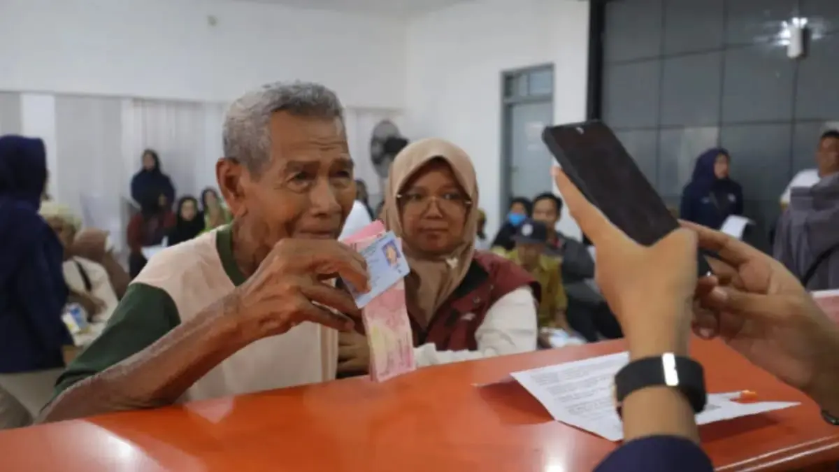 Pencairan bansos (foto: Radar Bogor)
