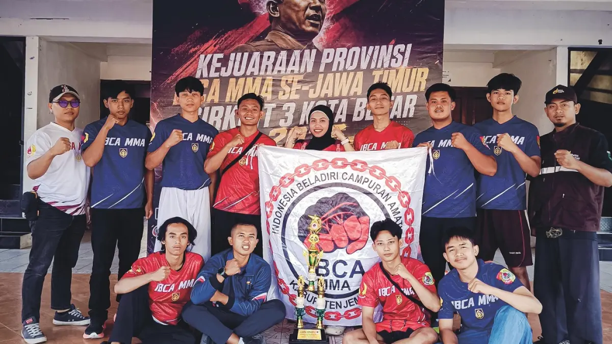 PRESTASI: Sejumlah atlet MMA Jember yang membawa pulang 13 medali di Kejurprov MMA di Kota Blitar. (IBCA MMA JEMBER)