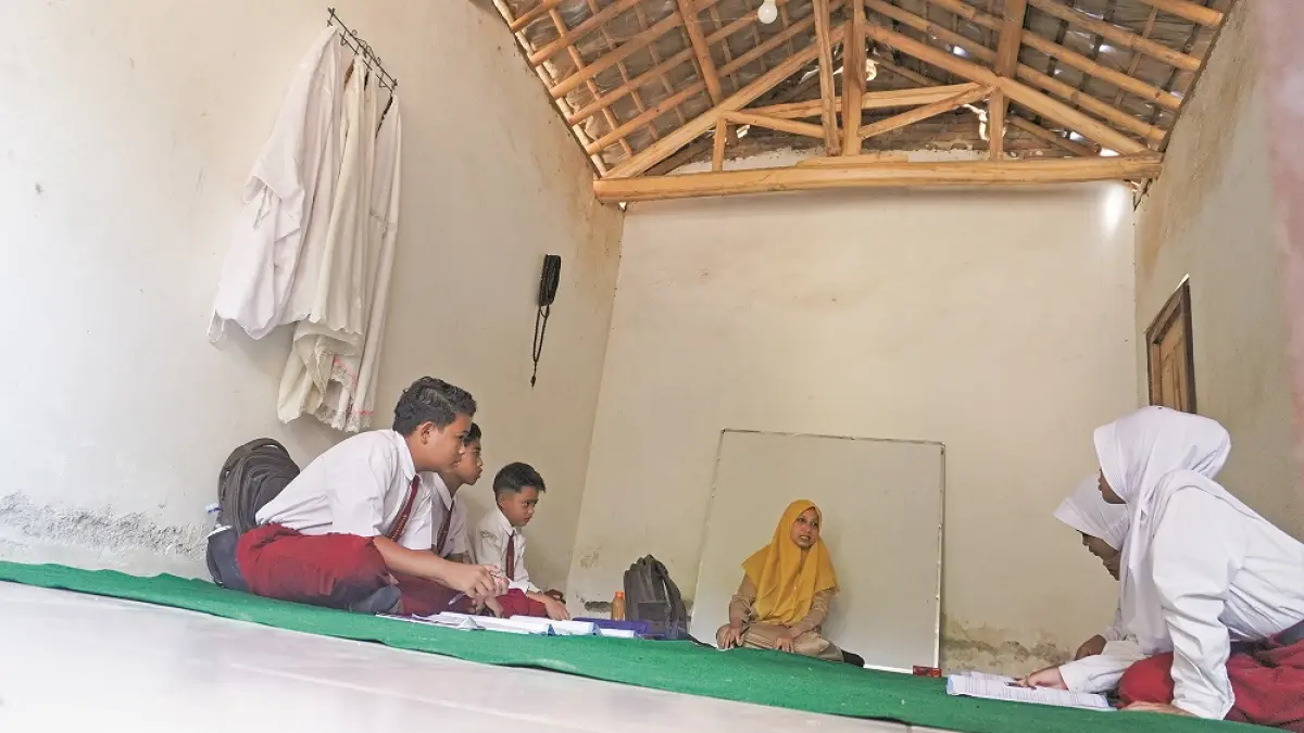 SEADANYA: Guru dan siswa SDN Sumberanget 01 Kecamatan Ledokombo, melangsungkan kegiatan belajar mengajar di sebuah musala kecil. (MAULANA/RADAR JEMBER)
