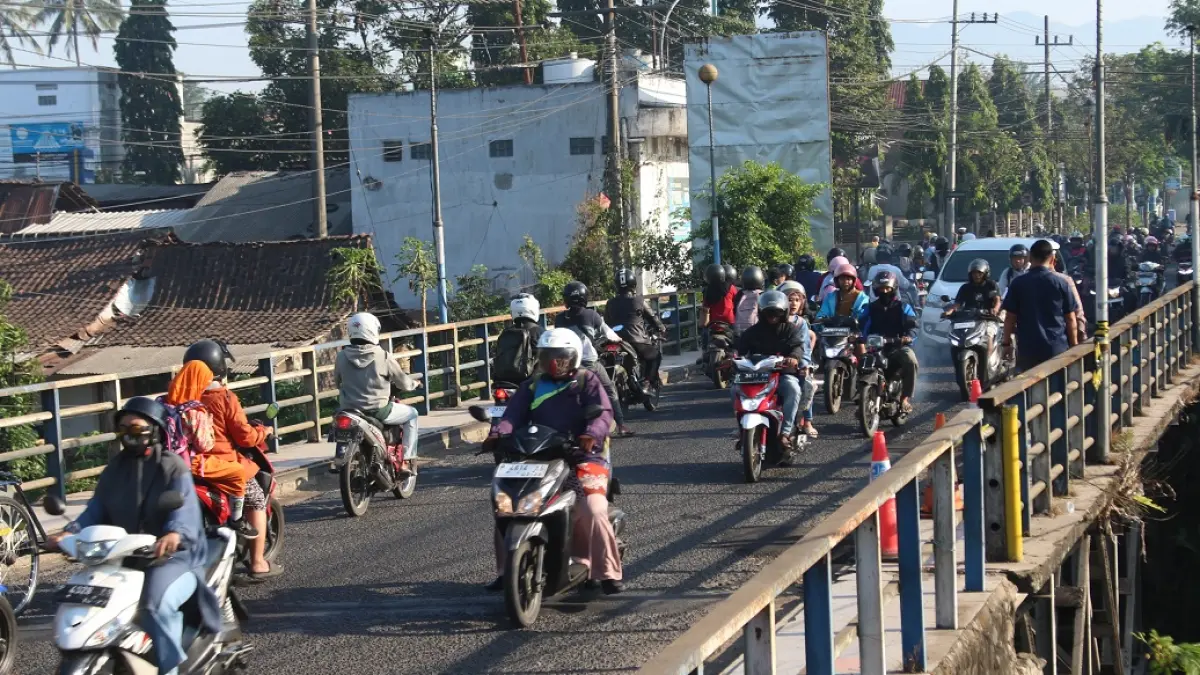 Sejumlah kendaraan melintas diatas Jembatan Koncer. Saat ini kendaraan roda enam keatas dilarang melintas.   (ILHAM WAHYUDI/RADAR IJEN)