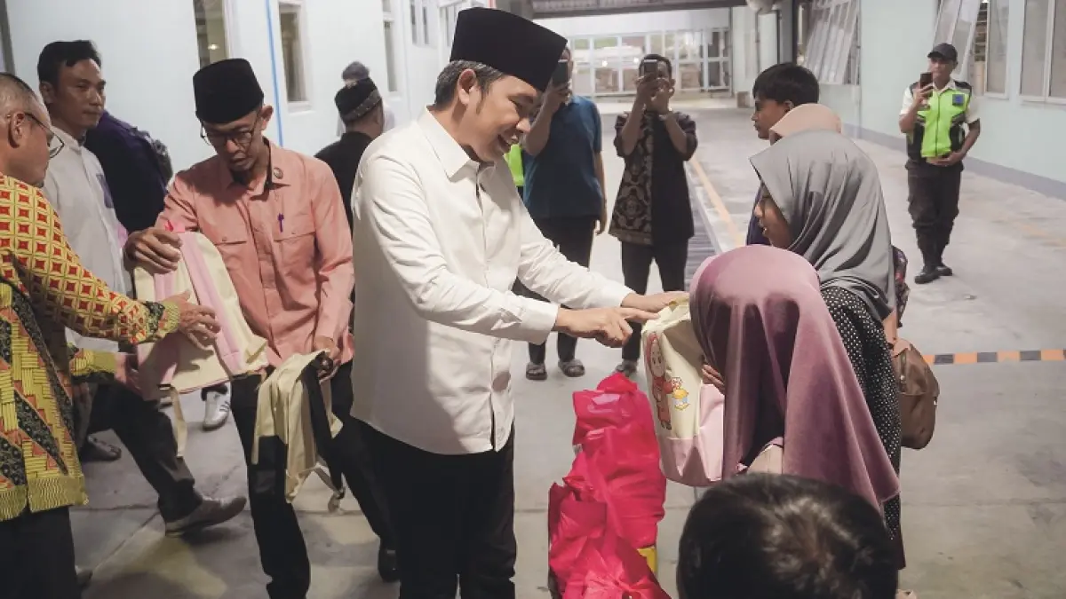 TEMUI MASYARAKAT: Momen Bupati Gus Fawait saat turun ke masyarakat dan menyalurkan bantuan. Dalam kesempatan lain, ia memastikan persoalan penyaluran bansos ini akan memperhatikan efektivitas dan akurasi data sasaran. (MAULANA/RADAR JEMBER)