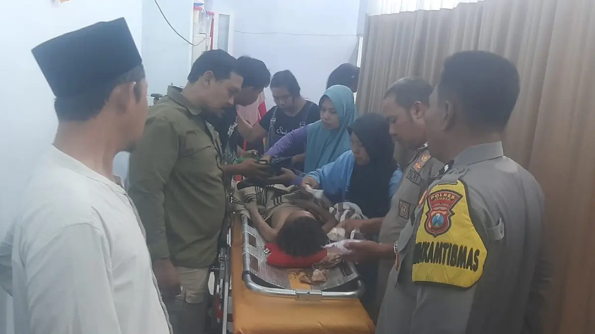 DIBERI PERAWATAN: Bocah berusia 8 tahun yang dilarikan ke IGD Puskesmas Kasiyan setelah terperosok ke sumur. (POLSEK PUGER)