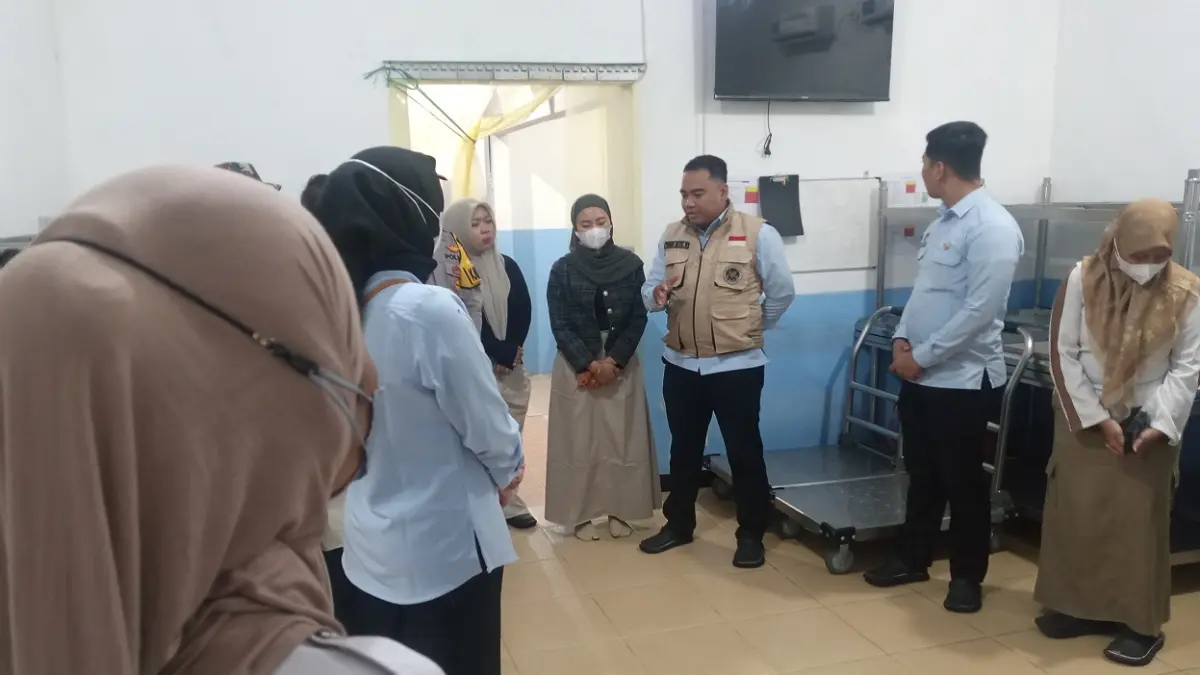 INSPEKSI: Tim Koordinator Pengawas SPPG Regional Jawa Timur dan Muspika setempat melakukan inspeksi di SPPG Gumukmas 02, dapur SPPG yang dikelola Yayasan Berkah Sugih Rezeki, belum lama ini, (23/9). (TAHRIR)