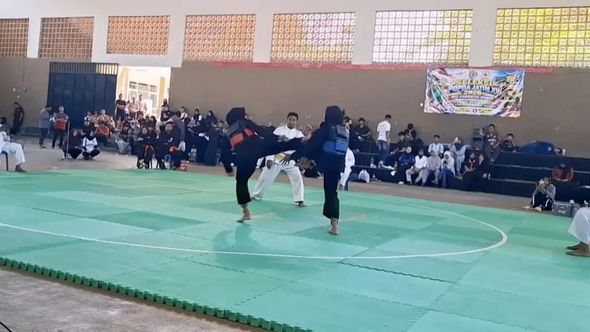 ADU KETANGKASAN: Atlet silat Jember mengikuti seleksi atlet Popda di GOR SMPN 7 Jember, kemarin (27/9). (YULIO FA/RADAR JEMBER)