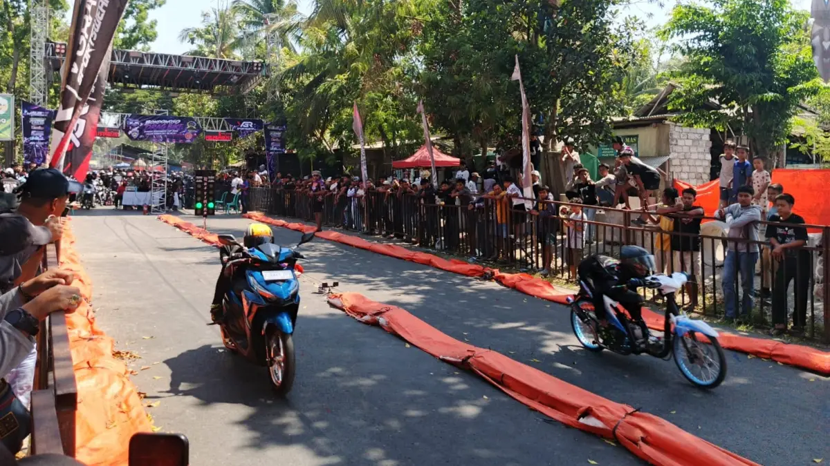 ADU KETANGKASAN: Pembalap di Bondowoso beradu cepat dalam event Drag Bike, kemarin. (ILHAM WAHYUDI/RADAR IJEN)