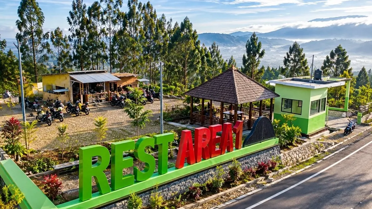 DITATA: Pedagang PKL di kawasan Puncak B29 mulai ditata untuk menjaga kenyamanan pengunjung. (ADE APRYANIS/RAME)