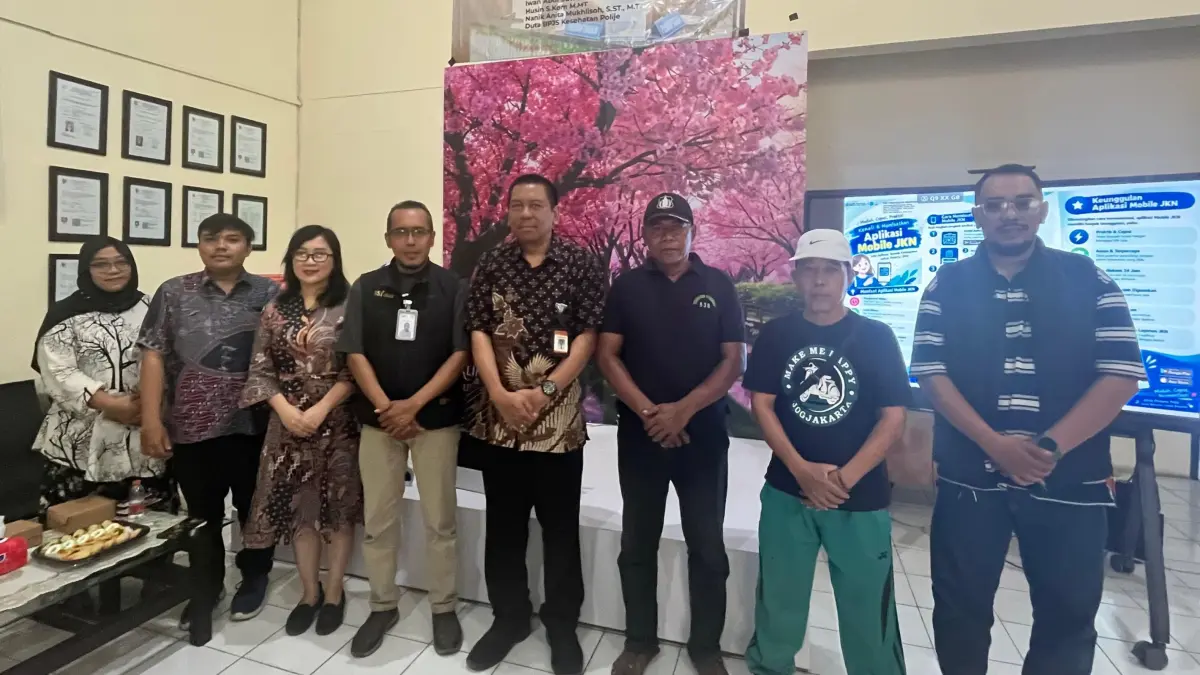 FOTO BERSAMA: Suasana pengabdian masyarakat skema Teaching Factory (Tefa) yang mengintegrasikan bidang Promosi Kesehatan dan Informatika/Komputer. (Polije)