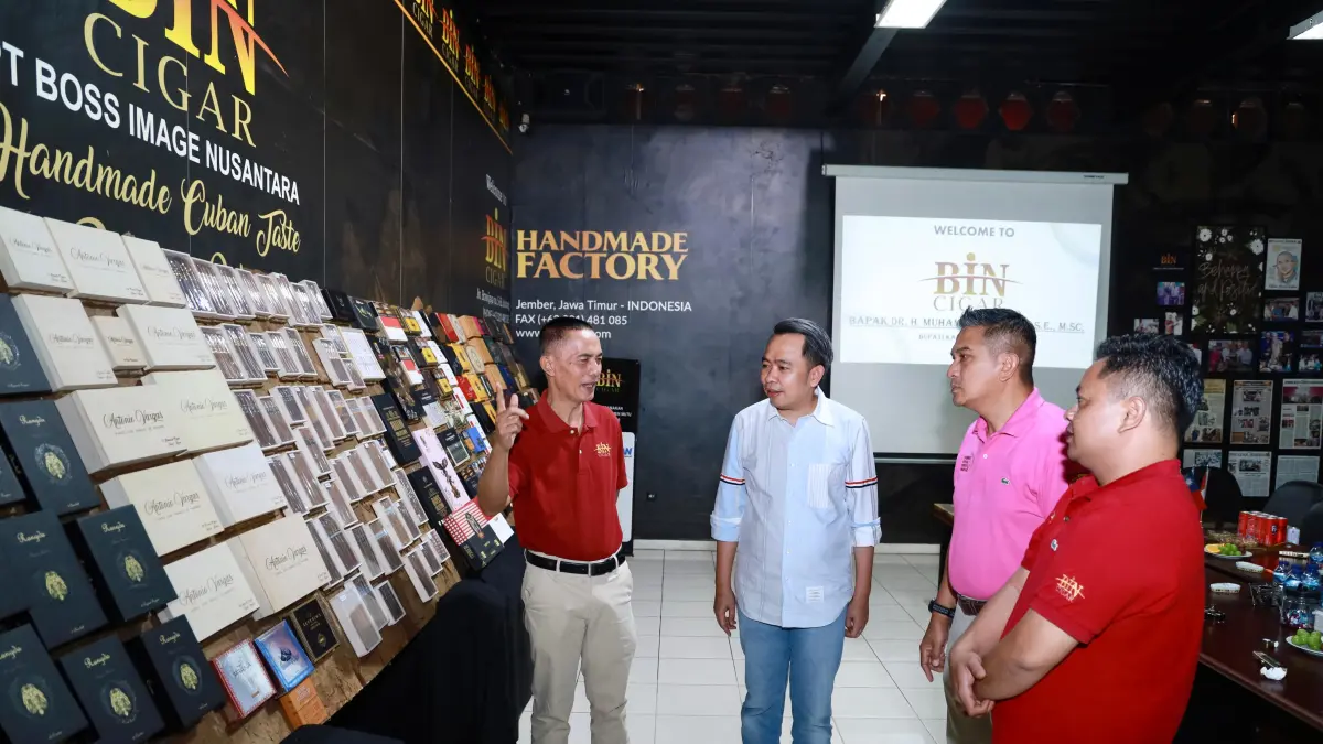 KOMODITAS EKSPOR: Bupati Jember Muhammad Fawait saat mengunjungi PT BIN Cigar, salah satu perusahaan yang memproduksi cerutu dengan pasar ekspor. (DISKOMINFO JEMBER)