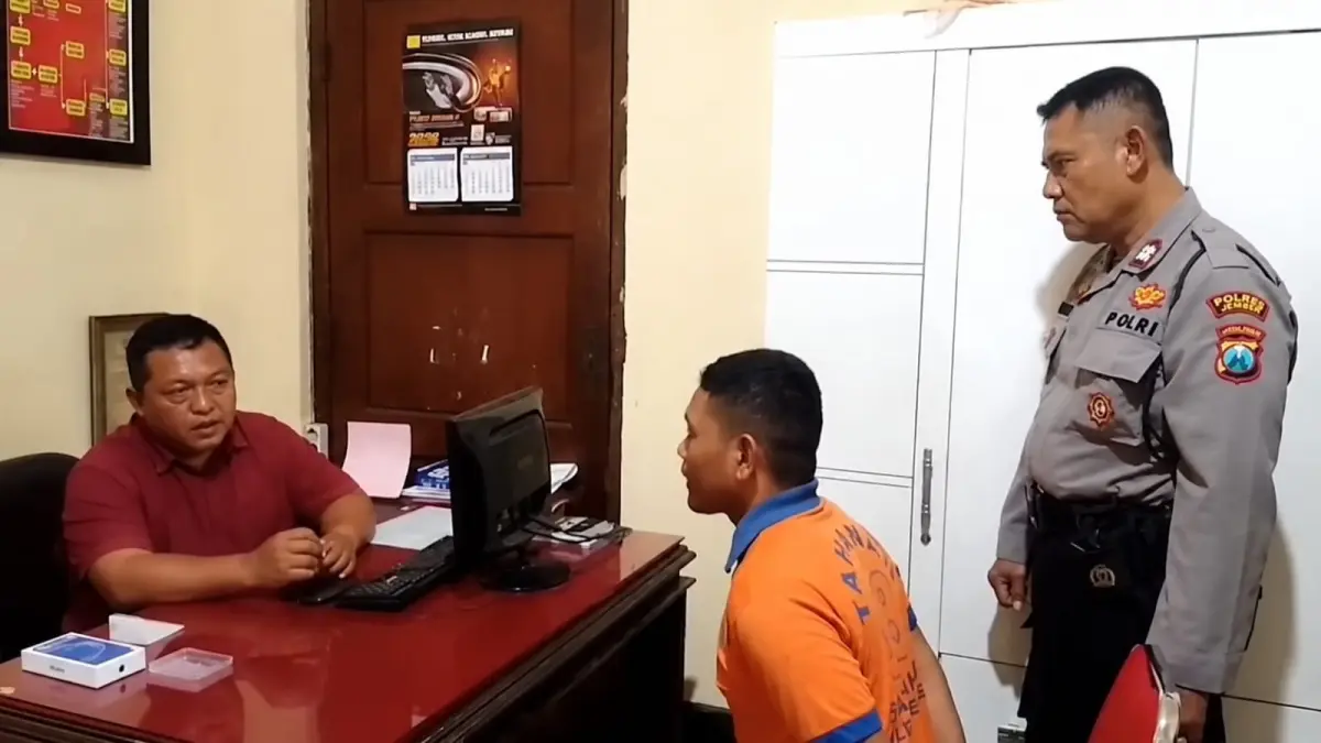 PENYELIDIKAN: Unit Reskrim Polsek Kencong memeriksa terduga pelaku penipuan SIM dengan mengaku sebagai anggota kepolisian. (POLSEK KENCONG)