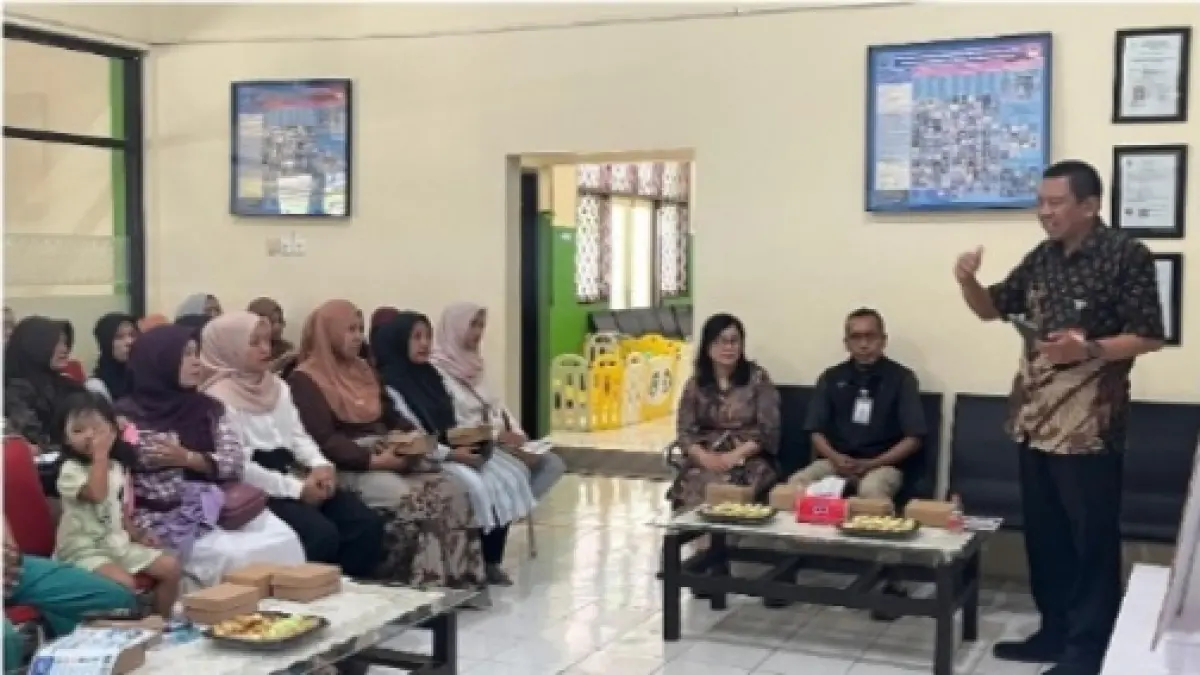 Suasana pengabdian masyarakat skema Teaching Factory (Tefa) yang mengintegrasikan bidang Promosi Kesehatan dan Informatika/Komputer. (Polije)