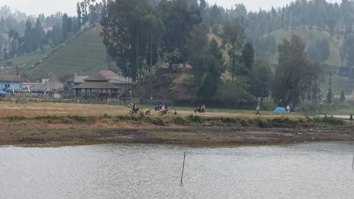 WISATA ALAM: Kondisi Danau Ranupani yang semakin mengecil akibat pendangkalan. (ATIEQSON MAR IQBAL/RAME)