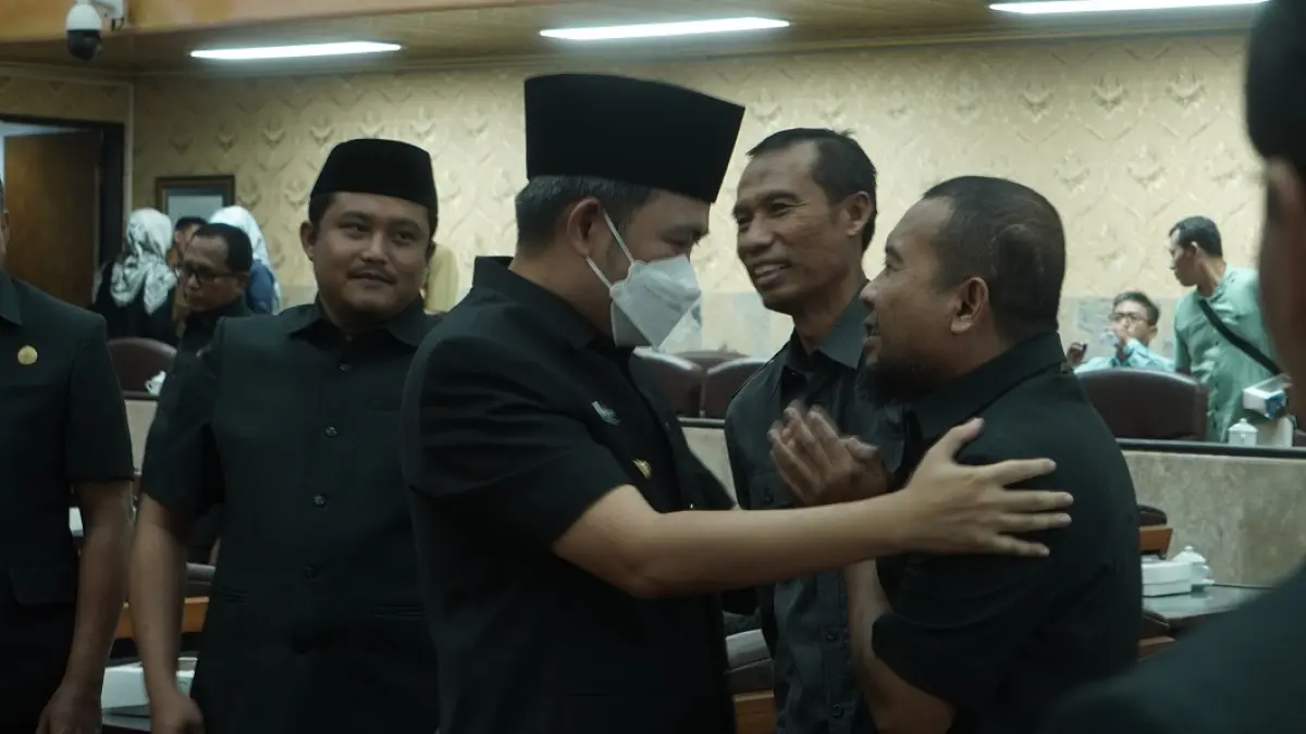 “Kalau seandainya flu, lebih baik pakai masker. Tapi enggak perlu panik karena kondisinya sekarang sudah menurun.” Muhammad Fawait, Bupati Jember. (SIDKIN ALI/RADAR JEMBER)