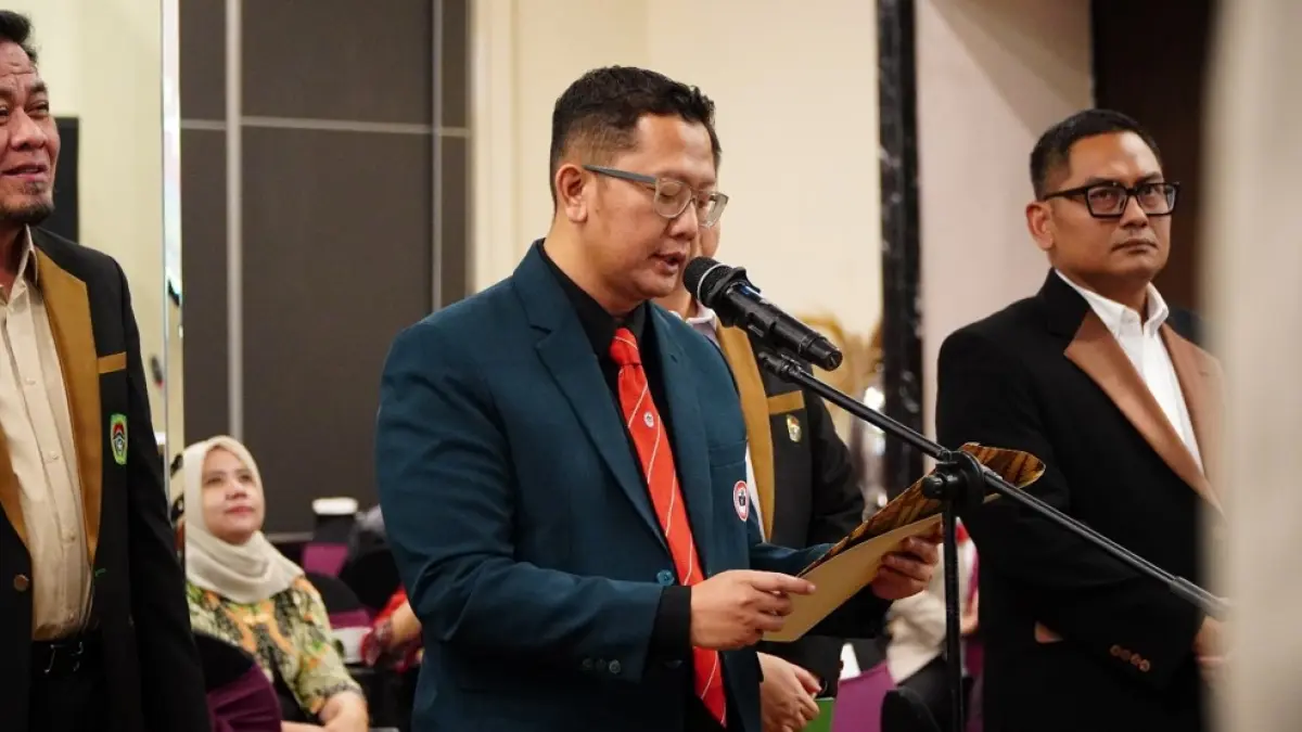 Ketua IDI Wilayah Jawa Timur, dr. Budi Himawan, membacakan naskah pelantikan pengurus POGI Cabang Malang di Hotel Aston Jember, Sabtu (26/9/2026).