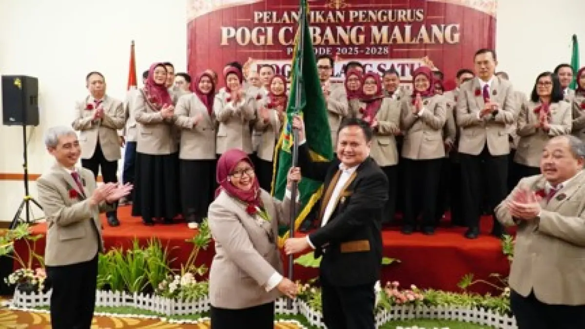 Ketua Umum PP POGI, Prof. Budi Wiweko (kanan), menyerahkan Pataka POGI kepada Ketua POGI Cabang Malang, Dr. dr. Yessi Rahmawati.