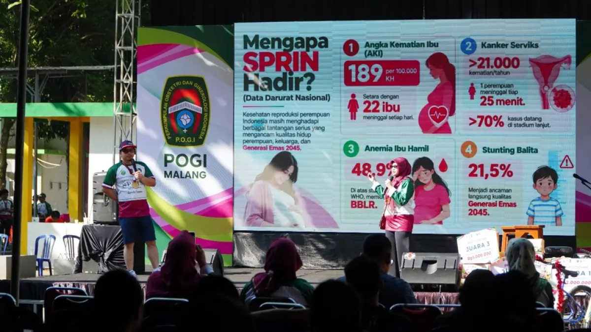 Narasumber POGI menyampaikan edukasi kesehatan reproduksi dalam seminar luar ruang di FK Universitas Jember.