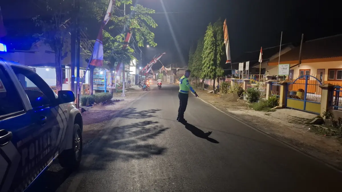 OLAH TKP: Anggota kepolisian meninjau lokasi kecelakaan pikap yang menabrak beat di Desa Serut, Kecamatan Panti. (SATLANTAS POLRES JEMBER)