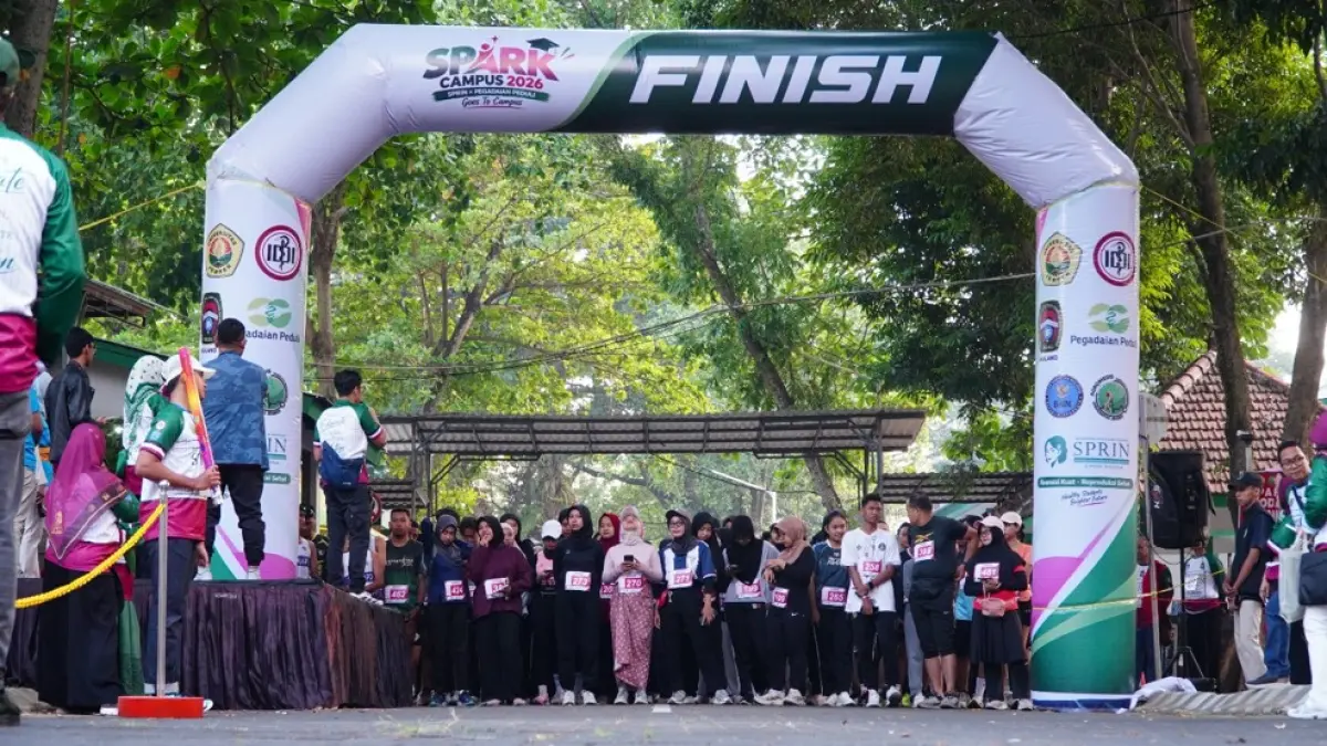 Peserta mengikuti Fun Run dalam rangkaian SPRIN POGI Goes to Campus di FK Universitas Jember, Minggu (27/9/2026).