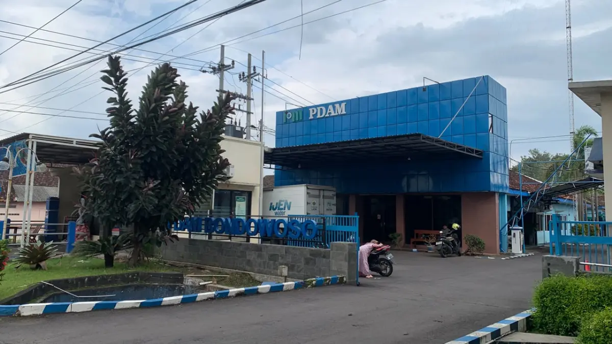 JADI TEMUAN: Pengadaan gelas plastik untuk produk AMDK menjadi salah satu temuan dari audit Inspektorat. (ILHAM WAHYUDI/RADAR IJEN)