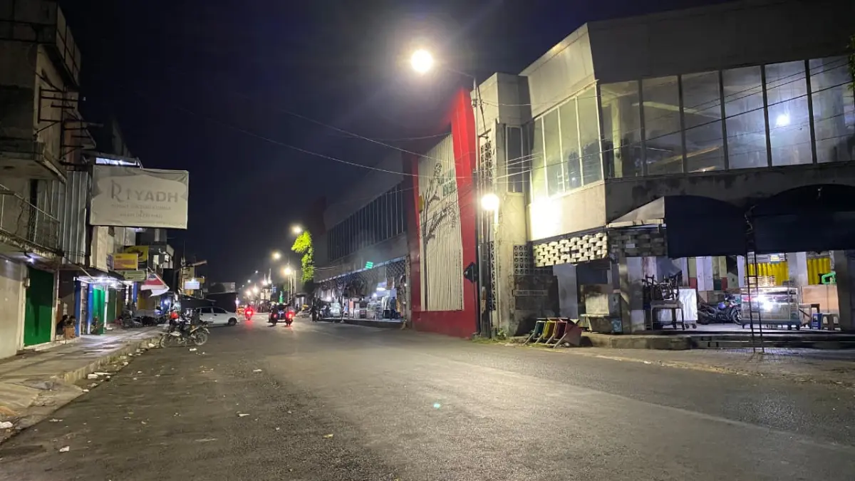 Jalan Samanhudi, Pasar Tanjung sepi pedagang sayur mengenakan pikap. (JUMAI/RADAR JEMBER)