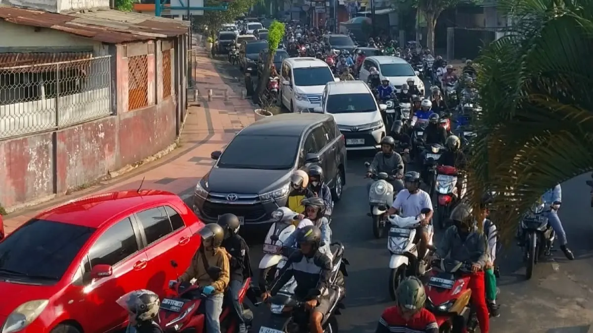 Kondisi Jalan Trunojoyo dan A Yani sempat macet parah, dampak perubahan lalu lintas di jalan Samanhudi, sekitar Pasar Tanjung.