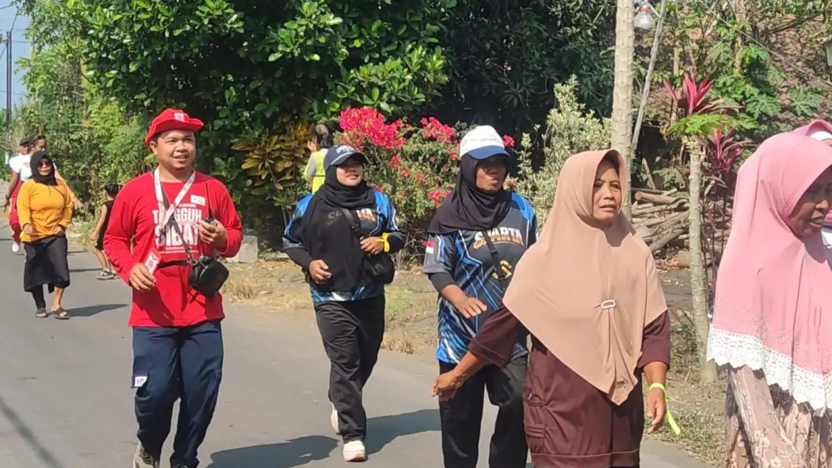 LATIHAN LANGSUNG: Warga mengikuti simulasi tanggap bencana gempa bumi dan tsunami di Desa Kepanjen, Kecamatan Gumukmas.
