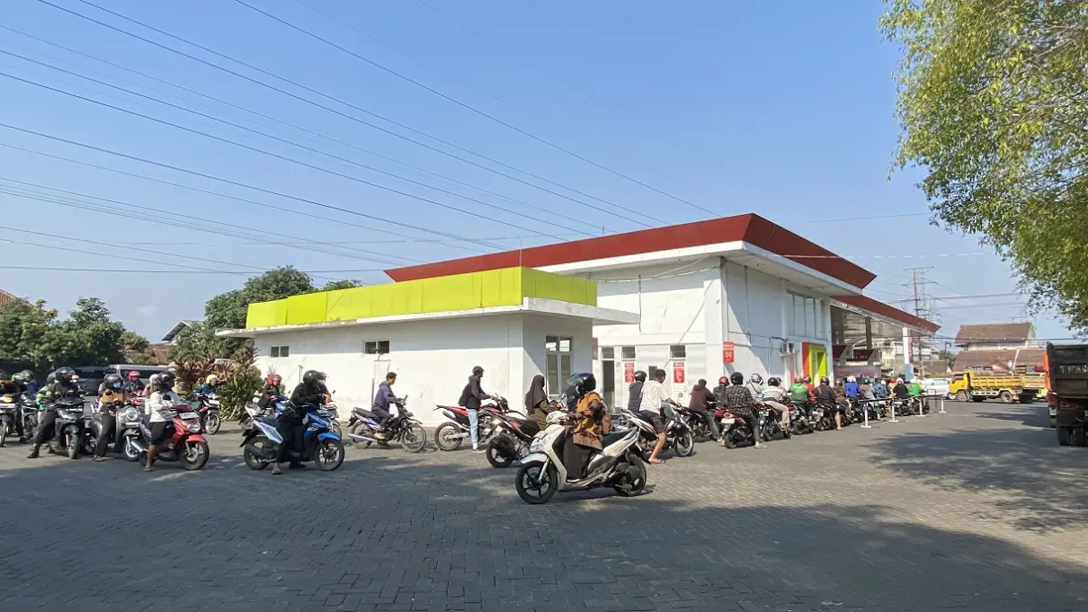 MEMANJANG: Antrean panjang di SPBU Sabtuan, khususnya yang ingin mendapatkan BBM Pertalite. (JUMAI/RADAR JEMBER)