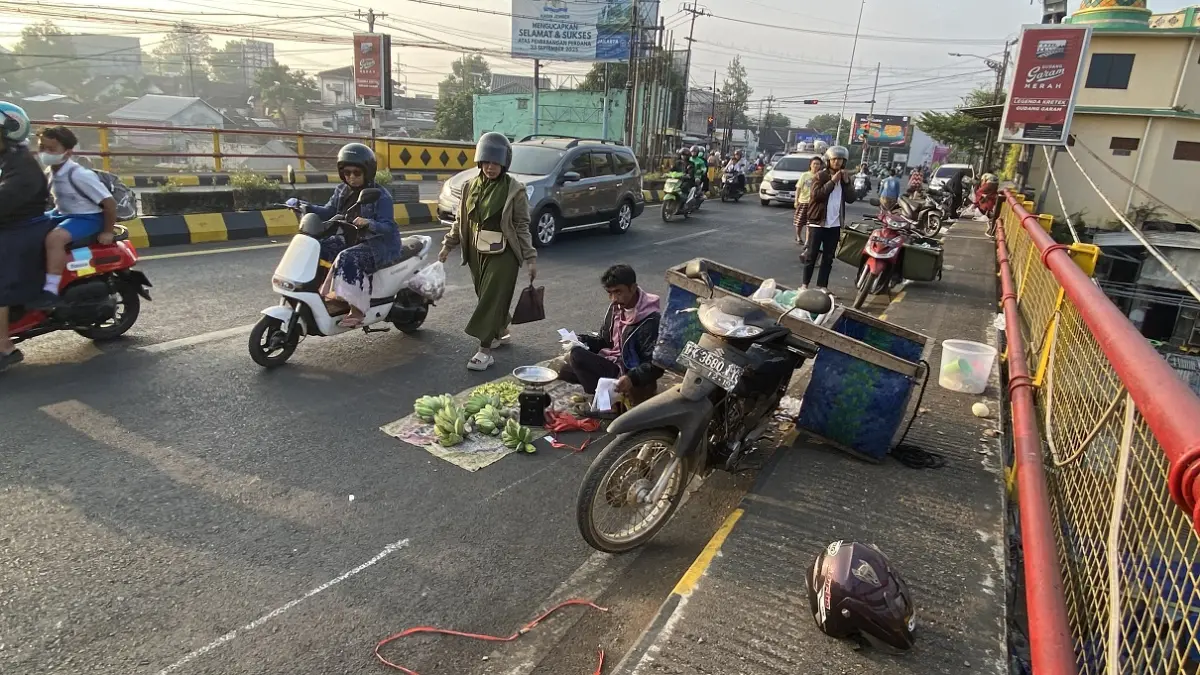 PKL di kawasan Gladak Kembar, Kepatihan, Jember. (Jumai/Radar Jember)