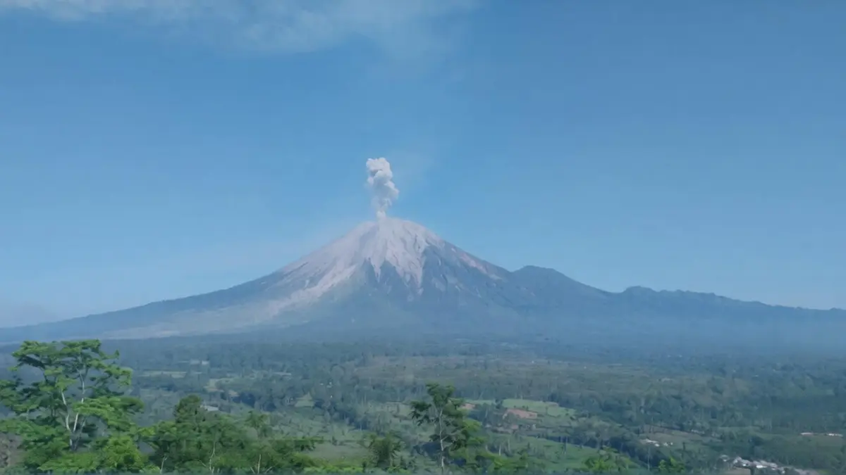 AKTIF: Warga diminta tetap waspada dengan kondisi Gunung Semeru. (PETUGAS PPGA FOR RAME)