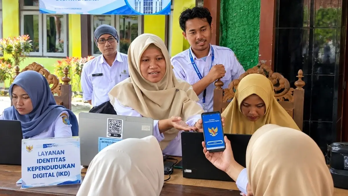 DILAYANI: Sejumlah warga saat mengurus dokumen administrasi kependudukan, kemarin. (ATIEQSON MAR IQBAL/RAME)