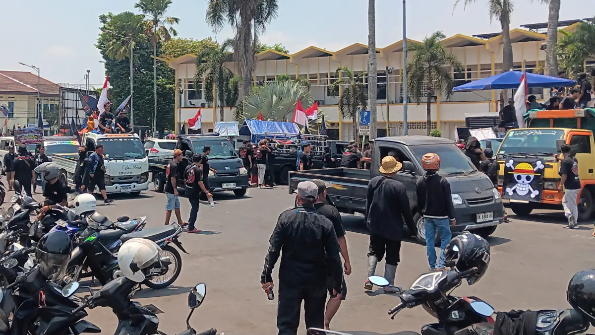 Ratusan Pikap sayur mangkal di kantor Pemkab Jember. (M. ADHI SURYA/JPRJ)