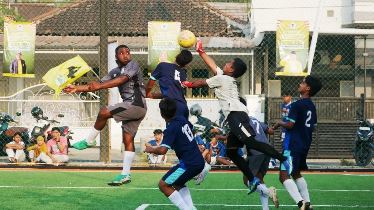 KETAT: Pemain SMAN Rambipuji berebut bola dengan SMKN 2 Jember. Sempat tertinggal, Rambipuji berhasil melaju ke final. (SIDKIN ALI/RADAR JEMBER)