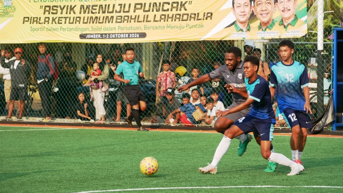 Pemain SMAN Rambipuji berebut bola dengan SMKN 2 Jember. (SIDKIN ALI/RADAR JEMBER)