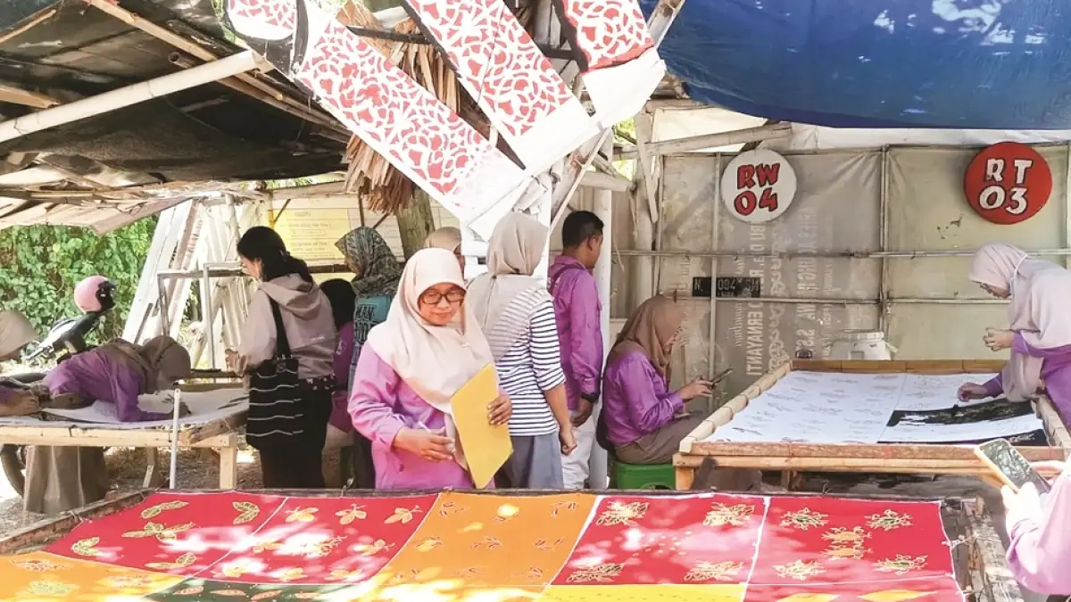 BISA BELAJAR LANGSUNG: Pengunjung belajar langsung cara membatik di Batik Karimata Jember. Para perajin terus mendorong agar batik khas Jember makin dikenal luas. (BATIK KARIMATA)