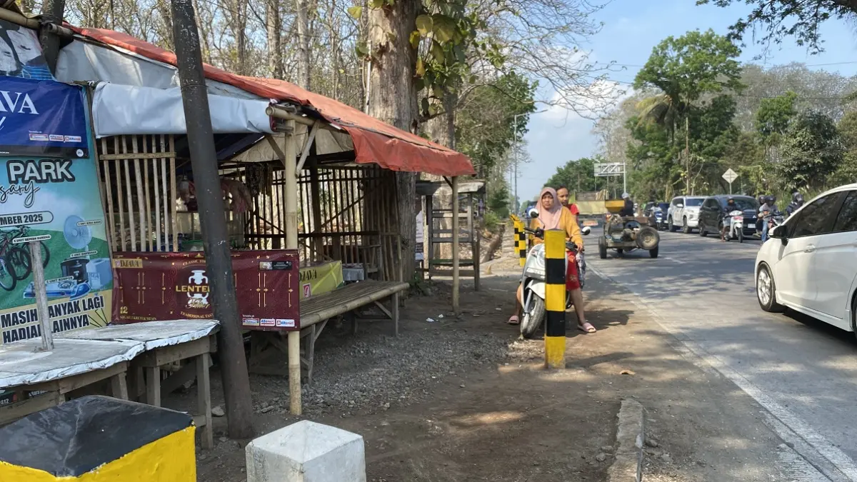 KOK DIBIARKAN: Salah satu warung kembali berdiri dan berjualan di pinggir jalan provinsi jurusan Rambipuji–Balung, Dusun Kaliputih, Desa/Kecamatan Rambipuji. Kondisi tersebut dikhawatirkan memicu pedagang lain kembali menempati bahu jalan. (JUMAI/RADAR JEMBER)