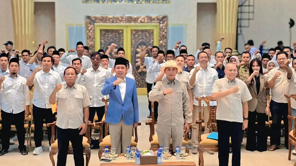 KHIDMAT: Foto bersama Bupati Jember Gus Muhammad Fawait bersama HM. Arum Sabil, dan Ketua DPC HKTI Jember H. Ponimin Tohari usai pelantikan 31 PAC HKTI se-Jember di Pendapa Wahyawibawagraha Jember, Sabtu (3/10) malam. (M. ADHI SURYA/RADAR JEMBER, HKTI JEMBER)