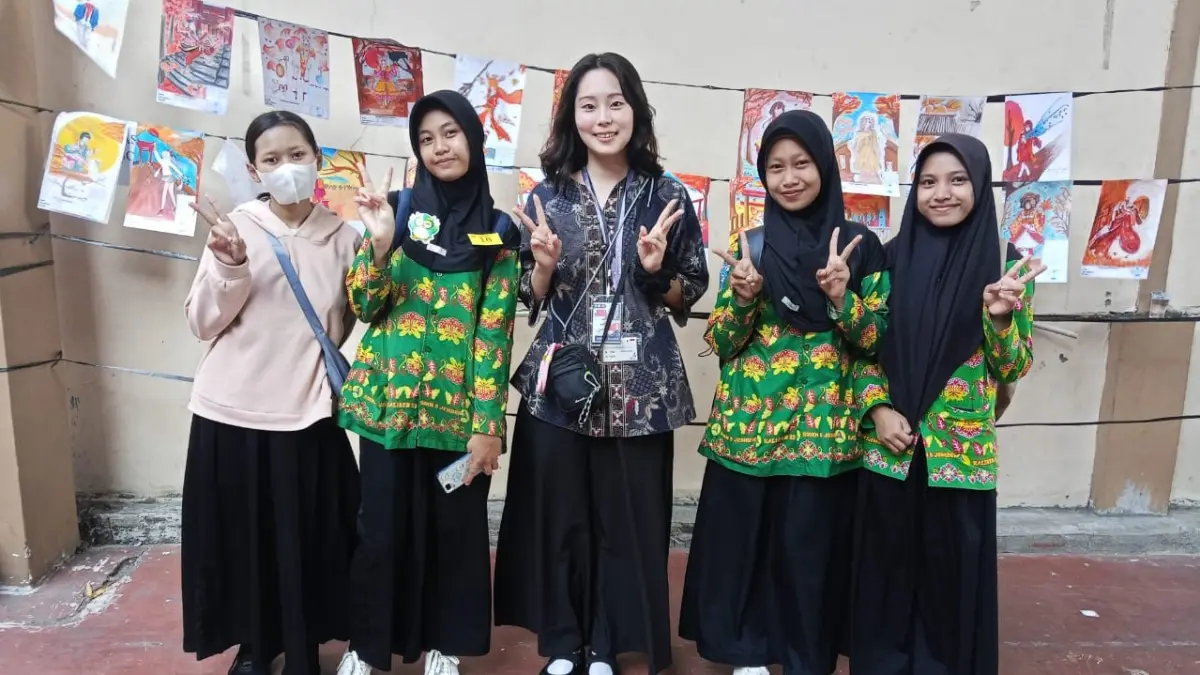 KALIBER HEBAT: Siswa SMKN 5 Jember berfoto bersama Konsulat Jenderal Jepang di Surabaya saat berkompetisi di JECC 1. Pada acara yang digelar MGMP Bahasa Jepang SMK Jatim itu, juara satu, dua, dan harapan dua diraih siswa SMKN 5 Jember. (HUMAS SMKN 5 JEMBER)