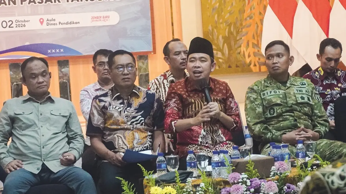 CARI SOLUSI BERSAMA: Gus Fawait saat memimpin rapat konsolidasi penataan Pasar Tanjung, yang melibatkan berbagai elemen, Forkopimda, jajaran pemkab, pedagang pasar, masyarakat, hingga organisasi pendamping, di Aula Dispendik Jember, Jumat sore, (2/10). (MAULANA/RADAR JEMBER)
